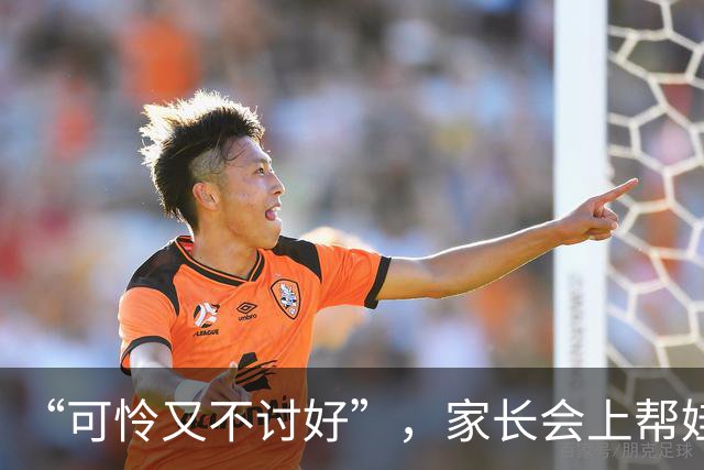 “可怜又不讨好”，家长会上帮娃整理一个多小时书，收获一片骂声